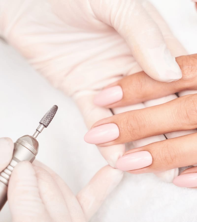 Professionelle Nagelmodellage mit Fräser