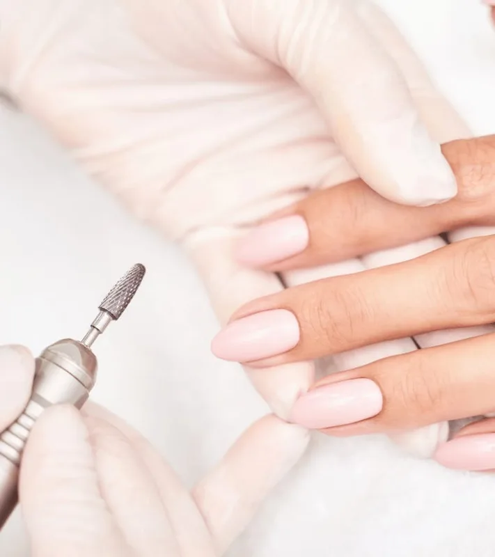 Professionelle Nagelmodellage mit Fräser